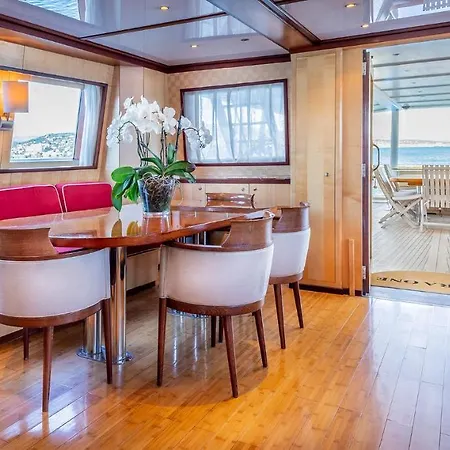 Botel Nuitee Sur Un Yacht D'exception Face Au Mucem, Au Coeur Du Vieux-port *