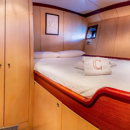 Nuitee Sur Un Yacht D'exception Face Au Mucem, Au Coeur Du Vieux-port Botel *