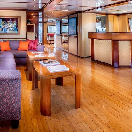 Nuitee Sur Un Yacht D'exception Face Au Mucem, Au Coeur Du Vieux-port Botel