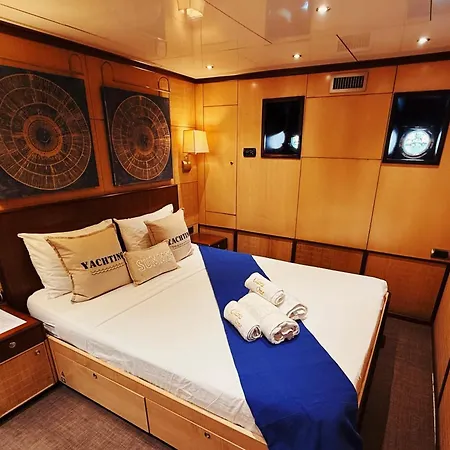 Nuitee Sur Un Yacht D'exception Face Au Mucem, Au Coeur Du Vieux-port Botel *